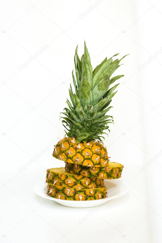 sliced fresh pineapple