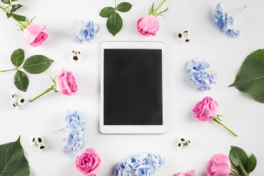 çiçekler ve dijital tablet