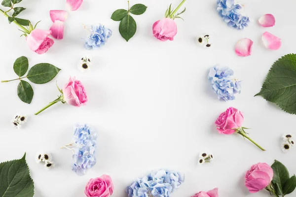 Marco de rosas, flores de hortensias — Foto de Stock