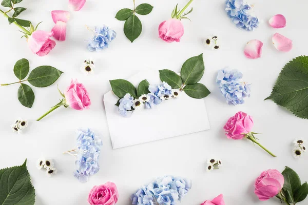 Envelope with beautiful flowers — Stock Photo, Image