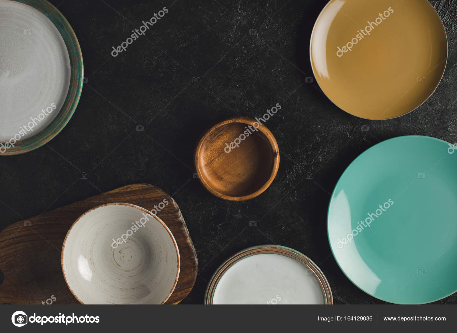 Plates and cutting board — Stock Photo © AntonMatyukha 164129036