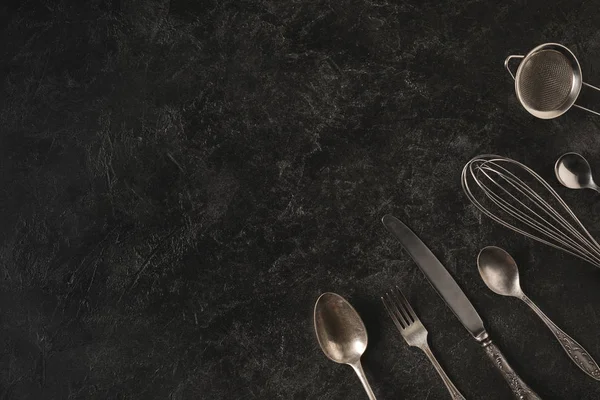 Vintage gümüş ve pişirme aletleri 