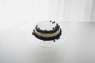 Cheesecake yaban mersini cam stand ile