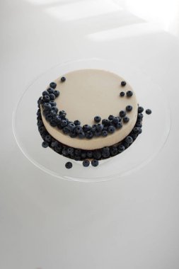 Cheesecake yaban mersini cam stand ile