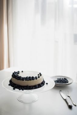 Cheesecake yaban mersini cam stand ile