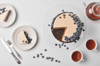 yaban mersini ile dilimlenmiş cheesecake