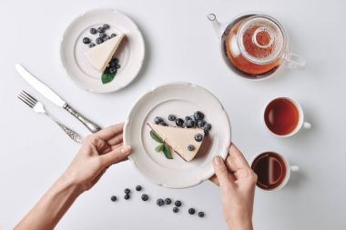 Cheesecake masada yaban mersini ile hizmet veren kadın