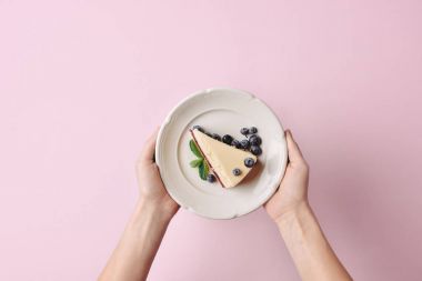 kadın holding dilim cheesecake