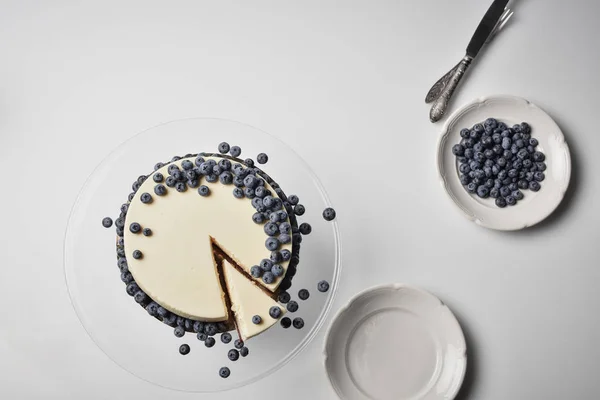 Gesneden cheesecake met bosbessen — Stockfoto