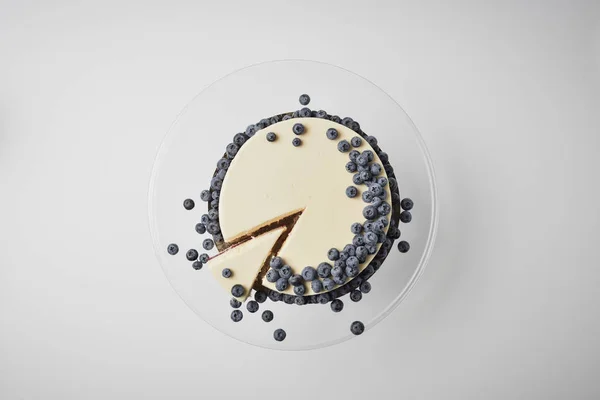 Tarta de queso en rodajas con arándanos —  Fotos de Stock