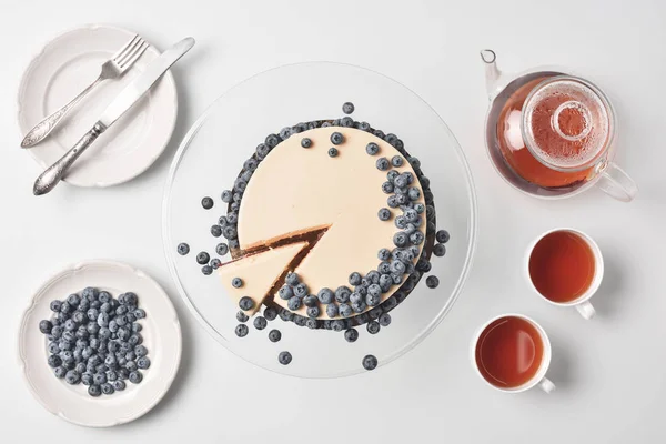 Krájený tvarohový koláč s borůvkami — Stock fotografie