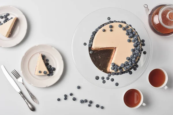 Tarta de queso en rodajas con arándanos — Foto de Stock