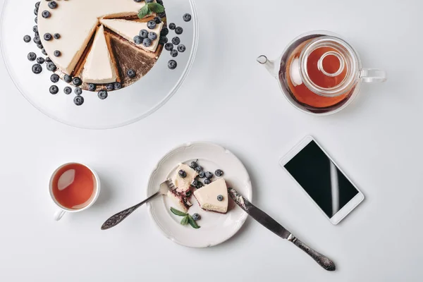 Bit av cheesecake med blåbär och te — Stockfoto