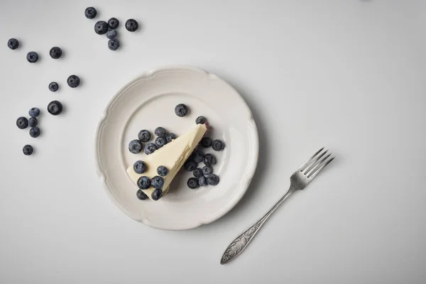 Scheibe Käsekuchen mit Blaubeeren — Stockfoto