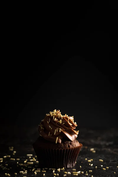 チョコレートのカップケーキに振りかける — ストック写真