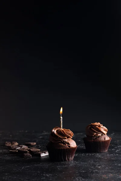 Choklad cupcake med ljus — Stockfoto