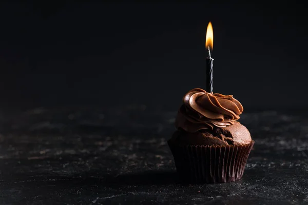 Кекс со свечой — стоковое фото