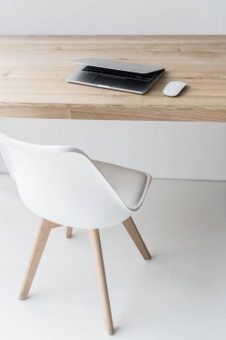 İşyerinde kablosuz fare ile dizüstü bilgisayar