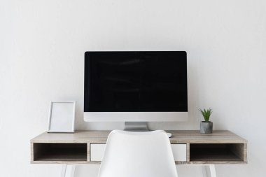 Modern ofiste bilgisayarlı işyeri
