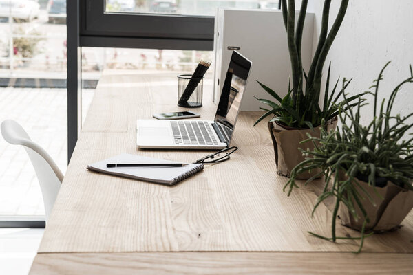 Рабочее место с ноутбуком
