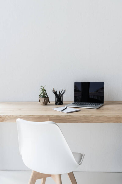 Рабочее место с ноутбуком
