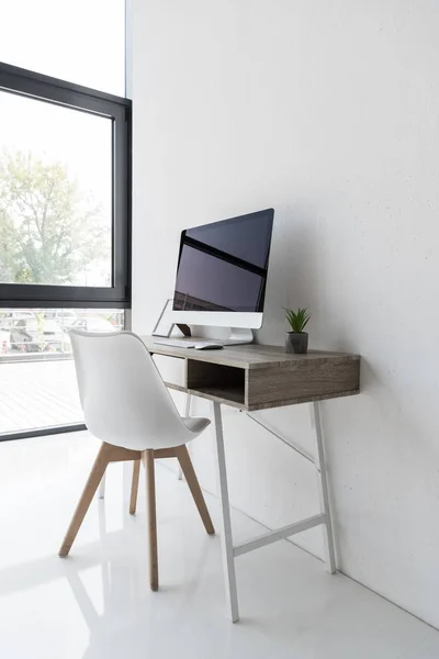 Local de trabalho com computador no escritório moderno — Fotografia de Stock