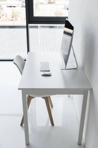 Workplace with computer in modern office — Stock Photo, Image