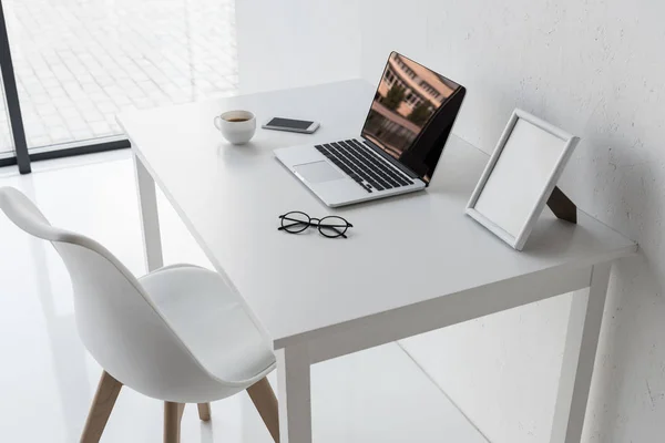 Lugar de trabajo con ordenador portátil — Foto de Stock