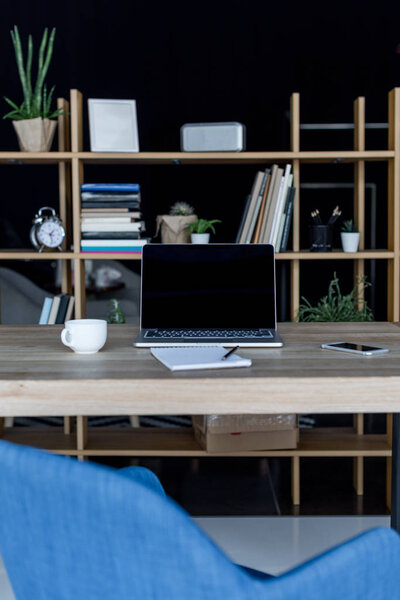 Рабочее место с ноутбуком
