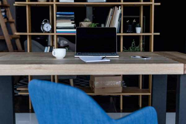 Рабочее место с ноутбуком
