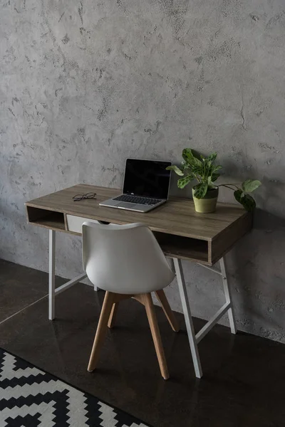 Lugar de trabajo con ordenador portátil — Foto de Stock