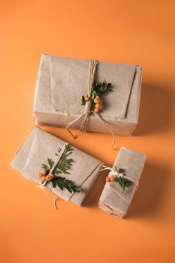 Kraft kağıt içinde Noel hediyeleri