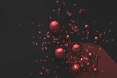 Kırmızı yılbaşı süsleri