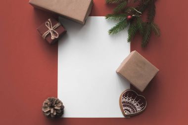 Noel hediyesi ile boş oyun kağıdı 