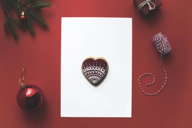 Noel kartı ile zencefilli kurabiye