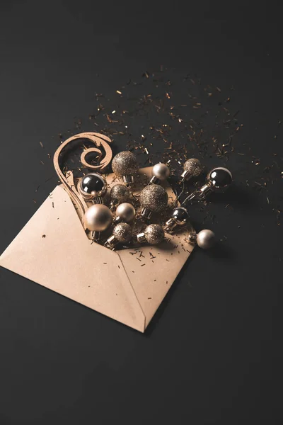 Bolas de Natal no envelope — Fotografia de Stock