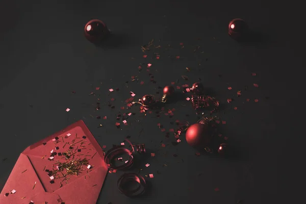 Christmas balls, confetti and envelope — Stock Photo, Image