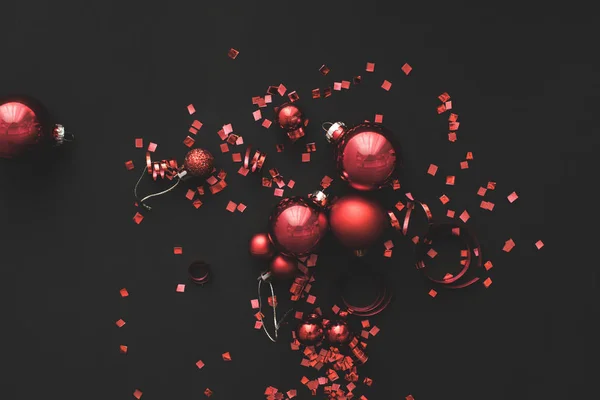 Різдвяні кульки і конфетті — стокове фото