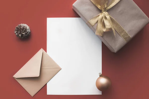 Empty card with christmas present — Stock Photo, Image