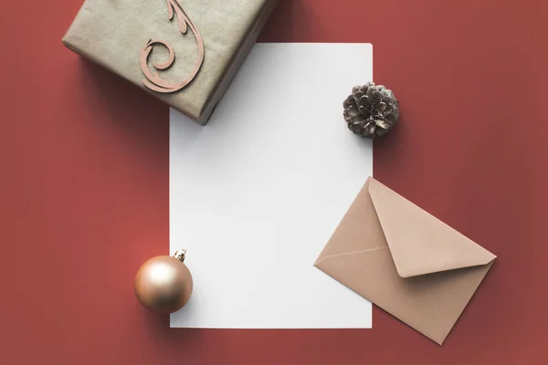 Пустая открытка с рождественскими украшениями — стоковое фото