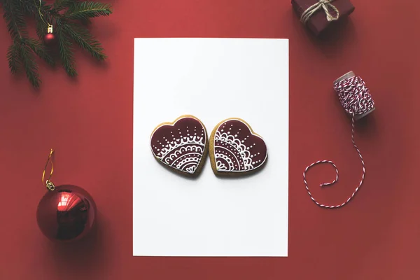 Kerstkaart met peperkoek koekjes — Stockfoto