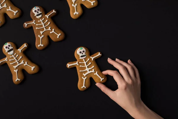 Mão com biscoitos halloween — Fotografia de Stock