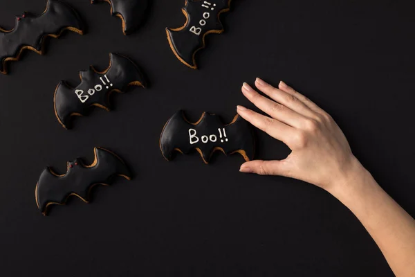 Mano con galletas de halloween —  Fotos de Stock