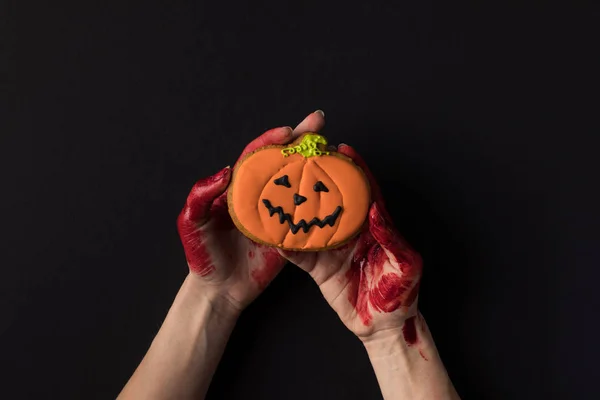 Hands holding halloween cookie — Stock Photo, Image