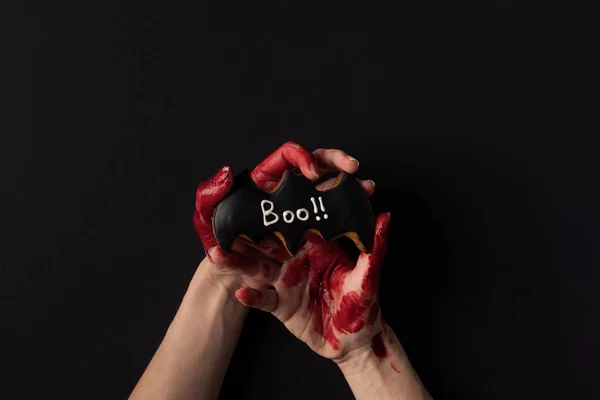 Hands holding halloween cookie — Free Stock Photo