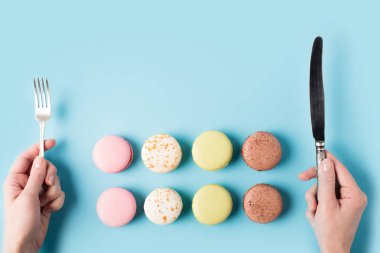 Gümüş macarons ve kadın elle