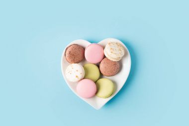 macarons kalp şeklinde plaka üzerinde