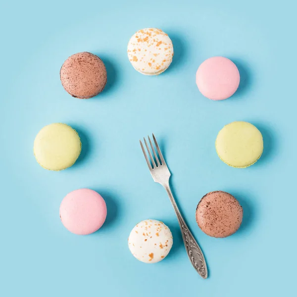 Macarons doces e garfo — Fotografia de Stock