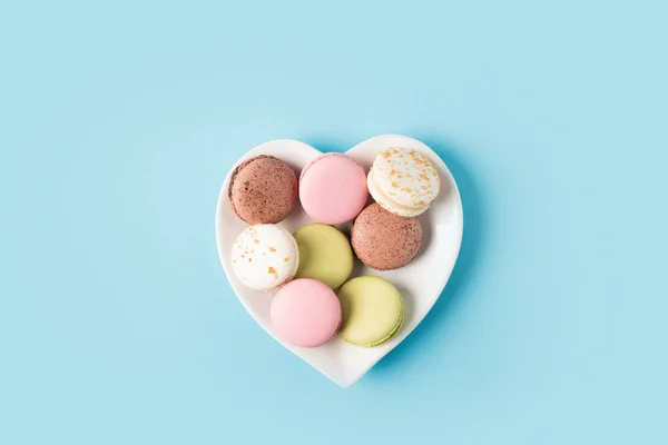 Macarons on heart shaped plate — Stock Photo, Image