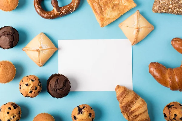 Homemade pastry and blank card — Stock Photo, Image